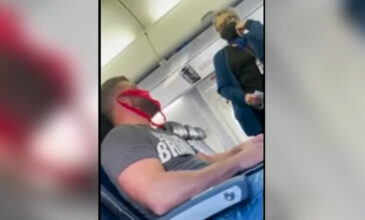 Η United Airlines κατέβασε από αεροσκάφος 38χρονο που επέμενε να φοράει στρινγκ αντί για μάσκα