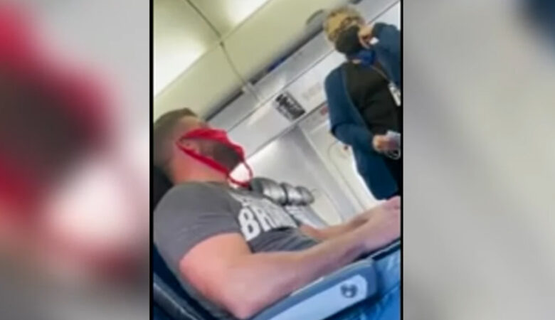 Η United Airlines κατέβασε από αεροσκάφος 38χρονο που επέμενε να φοράει στρινγκ αντί για μάσκα