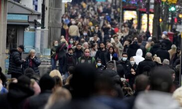 Κορονοϊός: Η Όμικρον σαρώνει την Ευρώπη και οι χώρες εξετάζουν περιοριστικά μέτρα για τα Χριστούγεννα