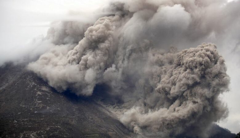Βρυχάται πάλι το ηφαίστειο Σεμέρου στην Ινδονησία – Νέα έκρηξη