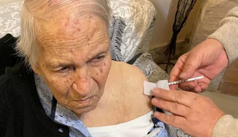 Κορονοϊός: Γιαγιά 106 ετών στο Βόλο έκανε από μόνη της το εμβόλιο