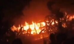 Τραγωδία στο Μπαγκλαντές: Τουλάχιστον 32 νεκροί από φωτιά σε φέρι μποτ