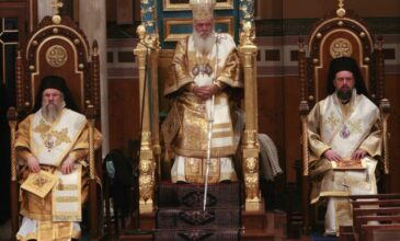 Εικόνες από  τη Θεία Λειτουργία των Χριστουγέννων που τέλεσε ο Αρχιεπίσκοπος Ιερώνυμος στη Μητρόπολη Αθηνών