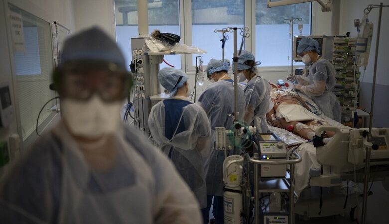 Κορονοϊός: Ο κίνδυνος νοσηλείας με την Όμικρον είναι περίπου το ένα τρίτο εκείνου της Δέλτα