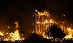 ΗΠΑ: Μεγάλη φωτιά στο Κολοράντο – Κάηκαν σπίτια, ξενοδοχεία και εμπορικά – Άνεμοι με ταχύτητα 160 χλμ./ώρα