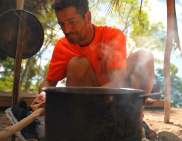 Survivor: Ο Απόστολος Ρουβάς μαγειρεύει και… μαγεύει τους συμπαίκτες του