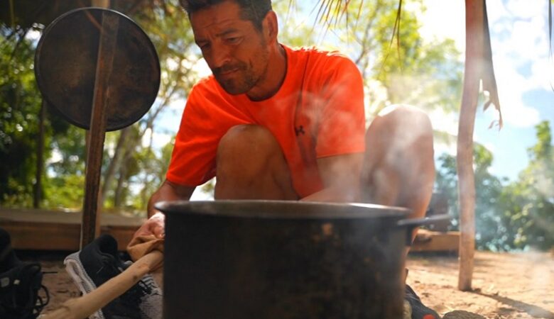 Survivor: Ο Απόστολος Ρουβάς μαγειρεύει και… μαγεύει τους συμπαίκτες του
