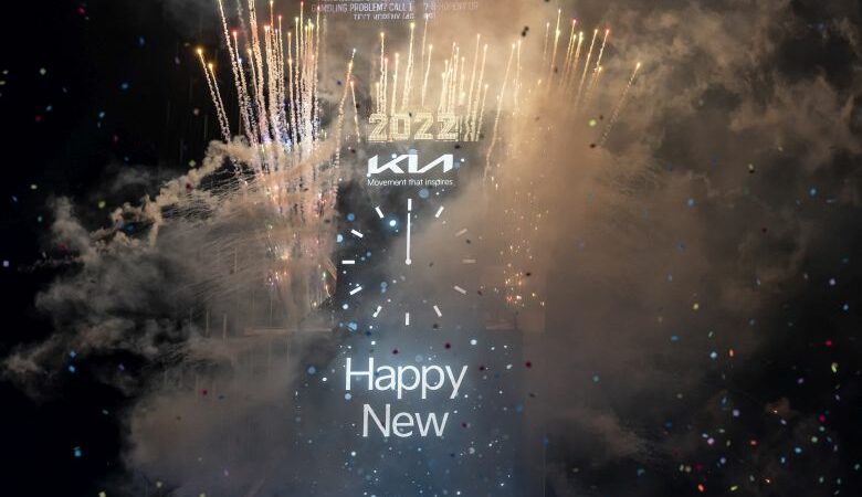 Κορονοϊός: Η παραλλαγή Όμικρον περιορίζει ή ακυρώνει τους εορτασμούς για την Πρωτοχρονιά σε όλο τον κόσμο