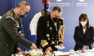 Επίσκεψη της Κατερίνας Σακελλαροπούλου στην Προεδρική Φρουρά για την κοπή της πρωτοχρονιάτικης πίτας