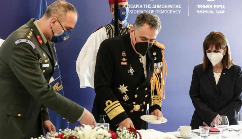Επίσκεψη της Κατερίνας Σακελλαροπούλου στην Προεδρική Φρουρά για την κοπή της πρωτοχρονιάτικης πίτας