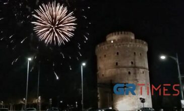 «Έκρηξη» χρωμάτων στον ουρανό της Θεσσαλονίκης για την έλευση του 2022 – Δείτε βίντεο