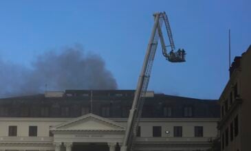 Νότια Αφρική: Στις φλόγες τυλίχθηκε το Κοινοβούλιο της χώρας