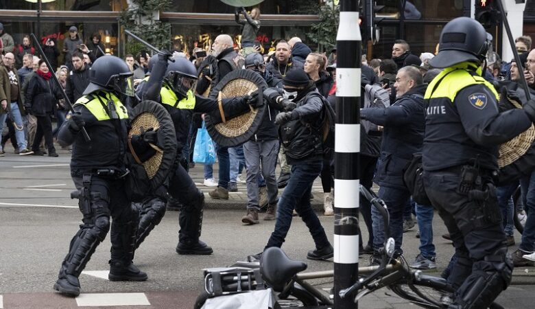 Ολλανδία: Επεισόδια σε διαδήλωση αντιεμβολιαστών κατά του lockdown στο Άμστερνταμ