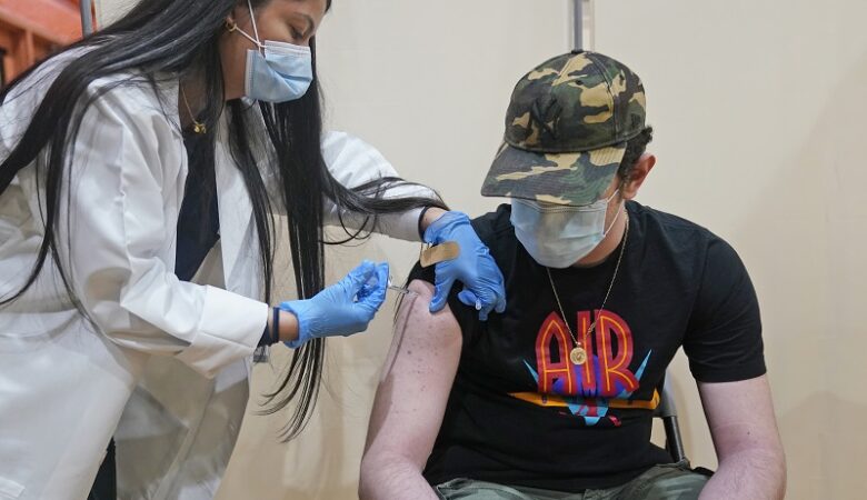 Κορονοϊός: Εγκρίθηκε η τρίτη δόση του εμβολίου σε εφήβους 12-15 ετών στις ΗΠΑ