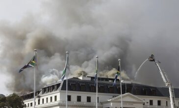 Νότια Αφρική: Αναζωπυρώθηκε η πυρκαγιά στο Κοινοβούλιο της χώρας