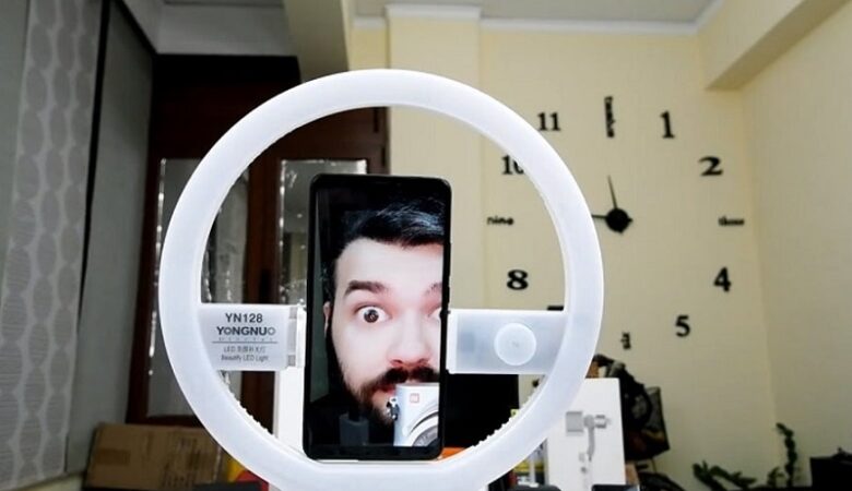Απειλές για τη ζωή του δέχεται Έλληνας YouTuber: «Θα σε μαχαιρώσουμε μέχρι θανάτου»