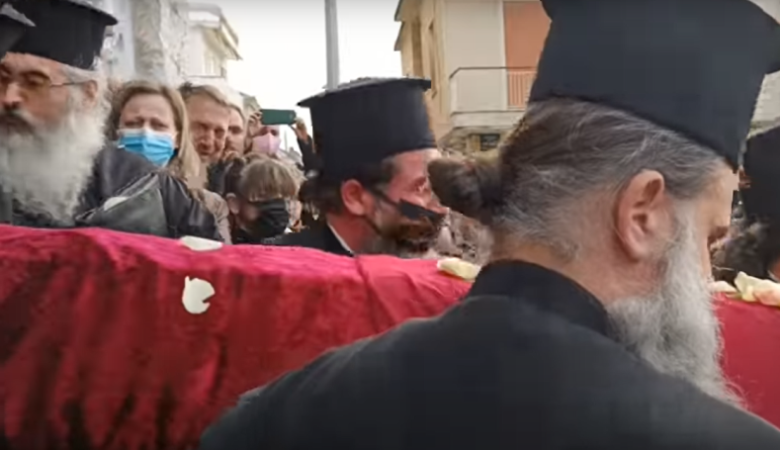 Μεσολόγγι: Θλίψη στην κηδεία του μητροπολίτη Αιτωλίας και Ακαρνανίας – Συνωστισμός και ιερείς χωρίς μάσκες