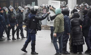 Καζακστάν: Απίστευτες σκηνές με πολίτες να αφοπλίζουν αστυνομικό
