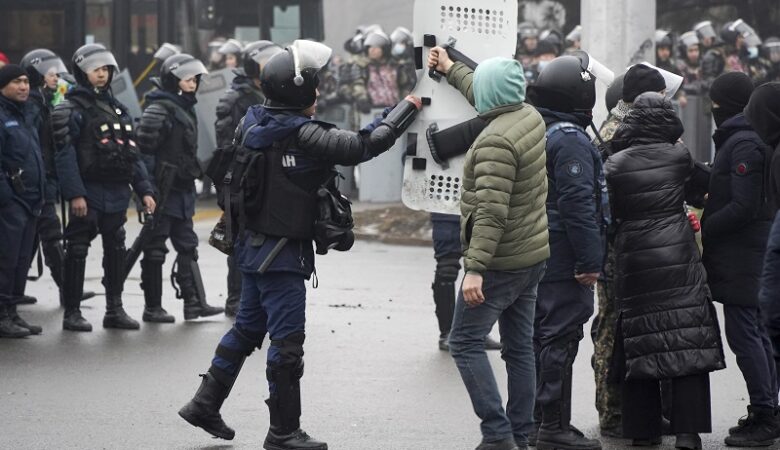 Χάος στο Καζακστάν: Περισσότεροι από χίλιοι τραυματίες στις διαδηλώσεις