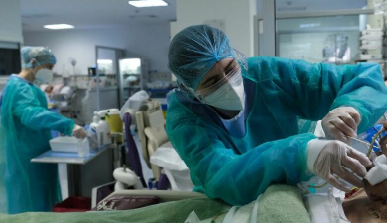 Κορονοϊός: SOS εκπέμπουν οι γιατροί για τα νοσοκομεία -Δεκάδες υγειονομικοί νοσούν και στο «Γεννηματάς»