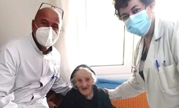 Κορονοϊός: Υπεραιωνόβια εμβολιάστηκε γιατί… της έλειψε η παρέα με τις γειτόνισσες