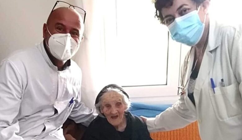 Κορονοϊός: Υπεραιωνόβια εμβολιάστηκε γιατί… της έλειψε η παρέα με τις γειτόνισσες