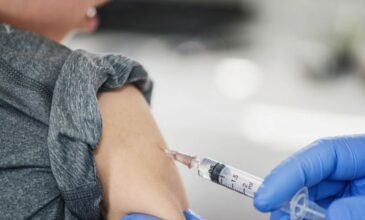 ΠΟΥ για Όμικρον: Περισσότερη έρευνα για την αποτελεσματικότητα των εμβολίων