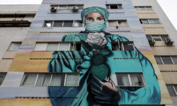 Επιβλητικό γκράφιτι στο Τζάνειο για τον κορονοϊό: Η νοσοκόμα με το λευκό τριαντάφυλλο