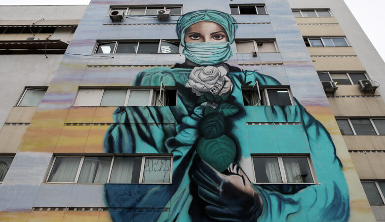 Επιβλητικό γκράφιτι στο Τζάνειο για τον κορονοϊό: Η νοσοκόμα με το λευκό τριαντάφυλλο