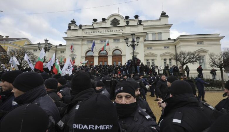 Βουλγαρία: Αντιεμβολιαστές διαδηλωτές επιχείρησαν να μπουν στο κοινοβούλιο