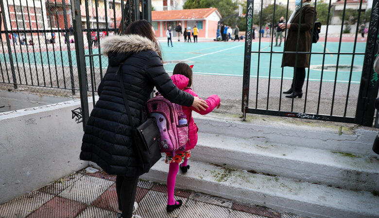 Κορονοϊός: Πόσες ημέρες άδεια δικαιούνται οι γονείς παιδιών που νοσούν – Πώς θα χορηγείται η άδεια