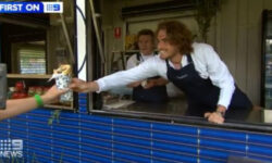 Ο Τσιτσιπάς τυλίγει σουβλάκια με αρνί και ρόδι στη Μελβούρνη – Δείτε το βίντεο