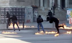 Θεσσαλονίκη: Ελεύθερη με όρους η 26χρονη για τη ρίψη μολότοφ το περασμένο Σάββατο