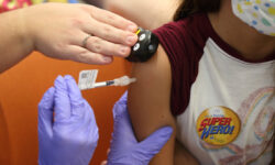 Κορονοϊός: Γιατί τα υγιή παιδιά δεν χρειάζονται αναμνηστική δόση εμβολίου