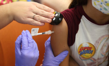 Κορονοϊός: Ο ΕΜΑ ξεκίνησε την αξιολόγηση για την 3η δόση του εμβόλιου της Pfizer σε παιδιά 12-15 ετών
