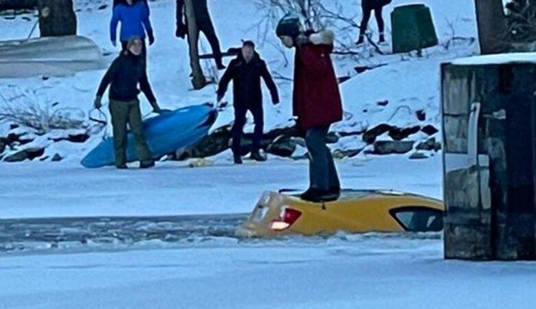 Mission… impossible: Γυναίκα βγάζει selfie επάνω σε αυτοκίνητο, ενώ αυτό βυθιζόταν σε παγωμένο ποτάμι