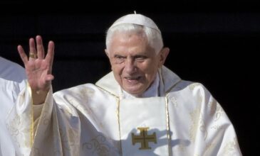 «Συγγνώμη» από τα θύματα σεξουαλικών εγκλημάτων από κληρικούς ζητά ο πρώην πάπας Βενέδικτος