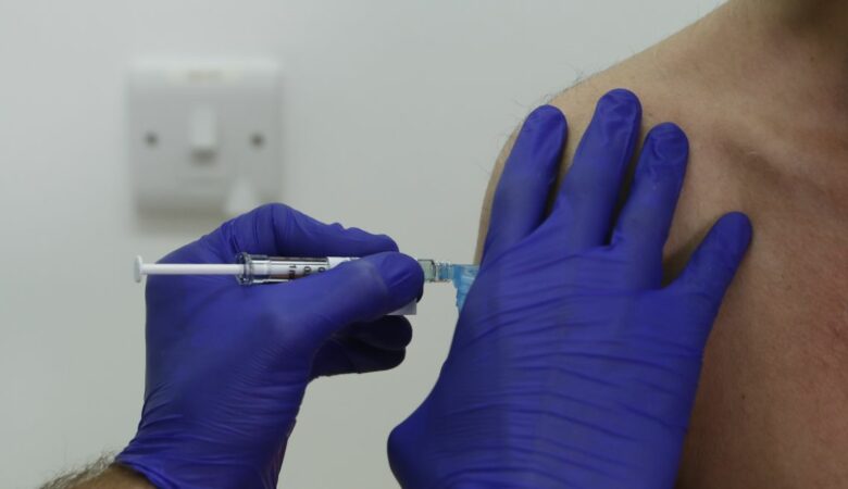 Κορονοϊός: Ποιο εμβόλιο δίνει τα περισσότερα αντισώματα κατά της παραλλαγής Όμικρον