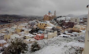 Κακοκαιρία Ελπίδα: Έντονη χιονόπτωση και στην Σύρο – Τα πρώτα προβλήματα