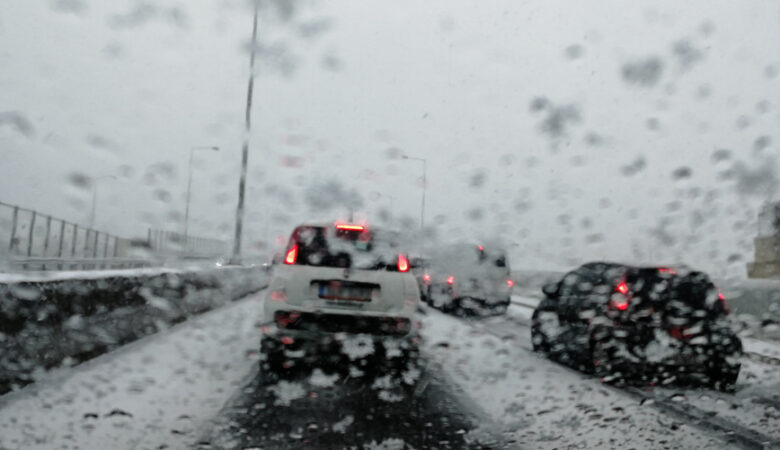 Καιρός: Ξεκίνησαν οι χιονοπτώσεις στην Ήπειρο – Απαγόρευση κυκλοφορίας για φορτηγά και νταλίκες