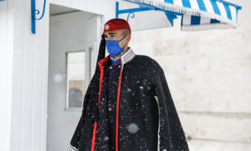 Φόρεσαν τις κάπες τους οι Εύζωνες στο Σύνταγμα λόγω του χιονιά – Δείτε εικόνες