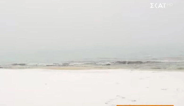 Απίστευτη εικόνα: Η παραλία της Πλάκας στη Νάξο καλύφθηκε από το χιόνι