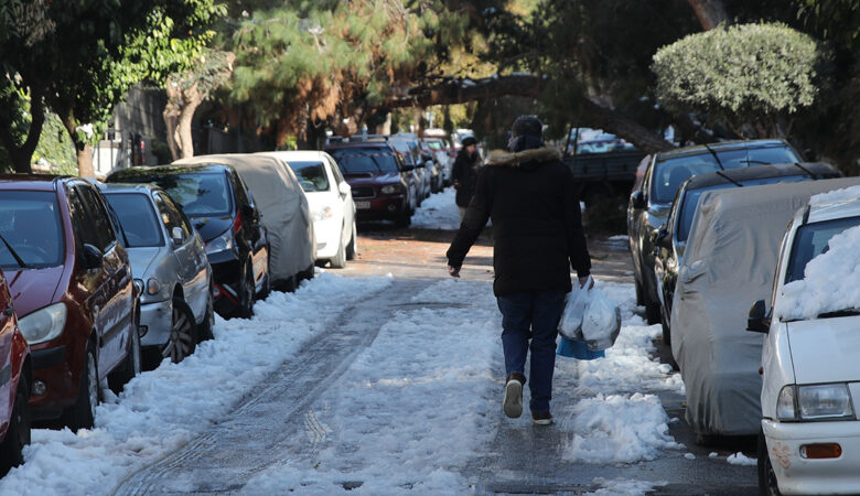 Κακοκαιρία «Ελπίδα»: Δρόμοι – παγοδρόμια σε γειτονιές της Αθήνας – Πού υπάρχουν τα περισσότερα προβλήματα