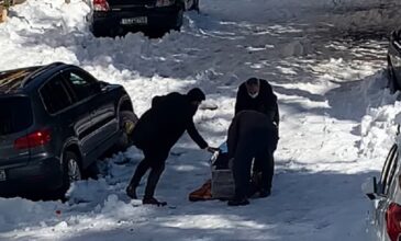 Ζωγράφου: Απίστευτες εικόνες με τρεις άνδρες να σέρνουν φέρετρο στο χιόνι
