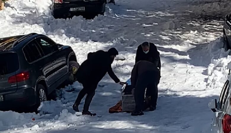 Ζωγράφου: Απίστευτες εικόνες με τρεις άνδρες να σέρνουν φέρετρο στο χιόνι