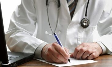 Μόνο από ιατρούς δημόσιων δομών η συνταγογράφηση ανασφάλιστων από την 1η Ιουνίου