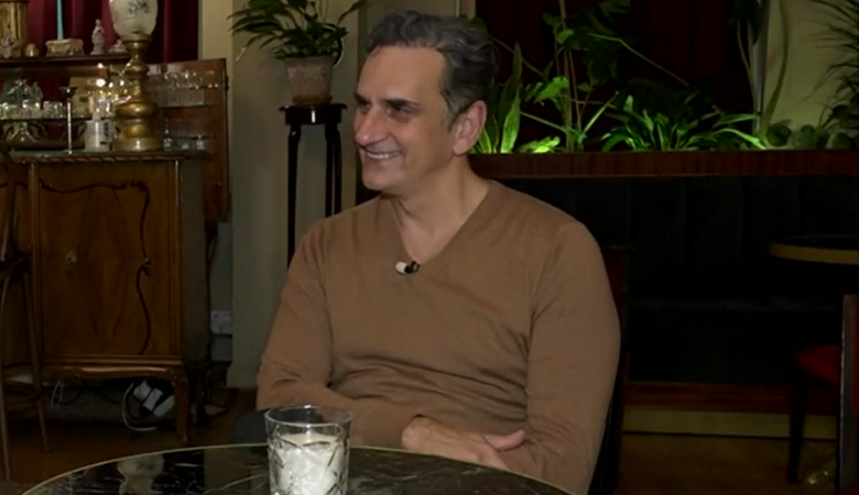 Νίκος Ψαρράς: Στο Λος Άντζελες όταν λες ότι είσαι ηθοποιός σε ρωτάνε «σε ποιο εστιατόριο δουλεύεις;»