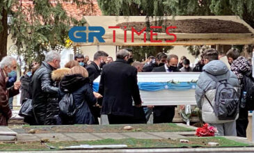 Σπαρακτικές σκηνές στην κηδεία του Άλκη: «Αφήστε με να πάω μαζί του», φώναζε ο πατέρας του