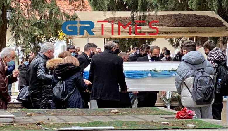 Σπαρακτικές σκηνές στην κηδεία του Άλκη: «Αφήστε με να πάω μαζί του», φώναζε ο πατέρας του