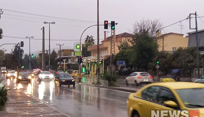 Η νεροποντή έφερε προβλήματα σε δρόμους της Αθήνας